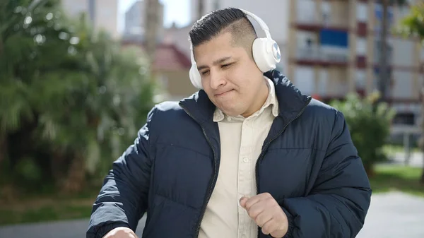 Young Hispanic Man Listening Music Dancing Park — ストック写真