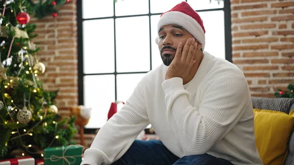 Afroamerikaner Feiert Weihnachten Hause Mit Trauriger Miene — Stockfoto