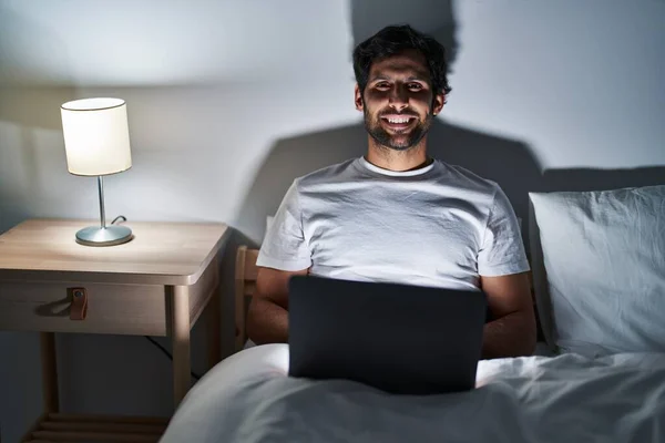 Junger Hispanischer Mann Sitzt Mit Laptop Auf Bett Schlafzimmer — Stockfoto