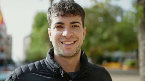 Genç Spanyol Adam Parkta Kendinden Emin Gülümsüyor — Stok fotoğraf
