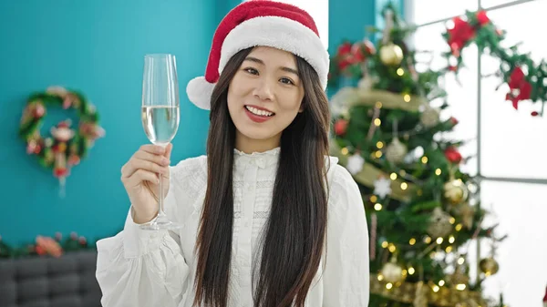 Jovem Chinesa Celebrando Natal Segurando Copo Champanhe Casa — Fotografia de Stock