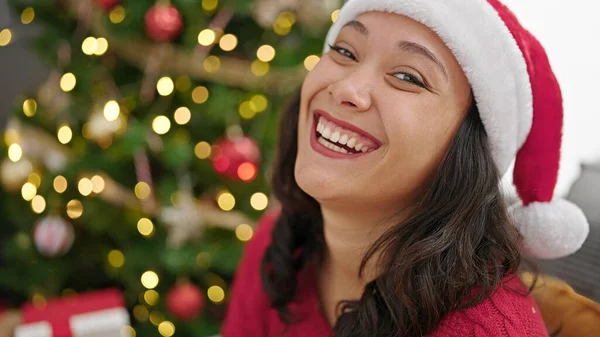 Mladá Krásná Hispánská Žena Usmívá Sebevědomě Slaví Vánoce Doma — Stock fotografie