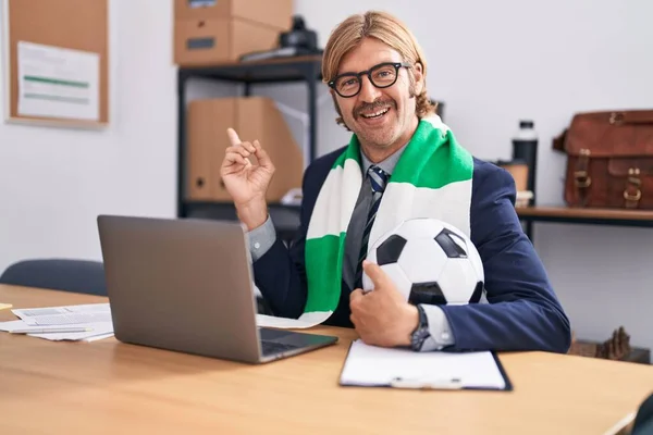 Ofiste Çalışan Bıyıklı Beyaz Bir Adam Futbol Takımını Desteklerken Mutlu — Stok fotoğraf