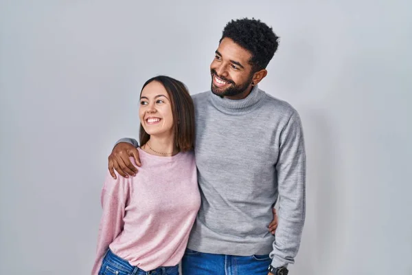 Jovem Casal Hispânico Juntos Olhando Para Lado Com Sorriso Rosto — Fotografia de Stock