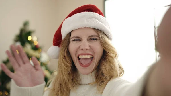 Jeune Femme Blonde Ayant Appel Vidéo Debout Près Arbre Noël — Photo