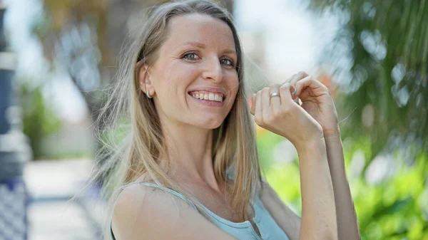 Jonge Blonde Vrouw Glimlachen Zelfverzekerd Doen Hart Gebaar Met Handen — Stockfoto