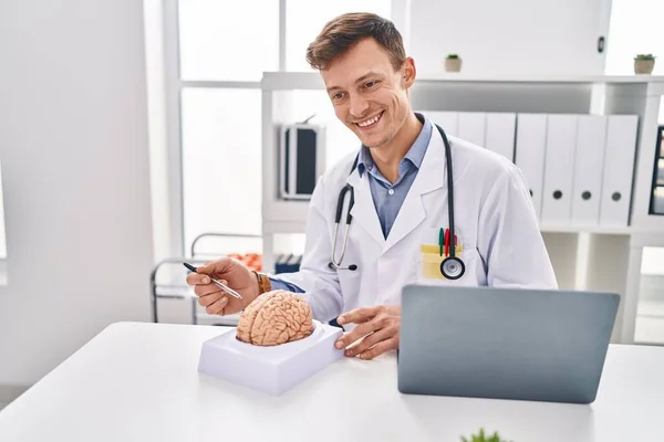 Neurolog Wskazujący Mózg Pracujący Klinice — Zdjęcie stockowe