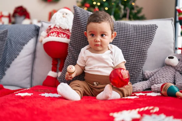 Evdeki Noel Ağacının Yanında Maraca Top Tutan Sevimli Spanyol Bebek — Stok fotoğraf