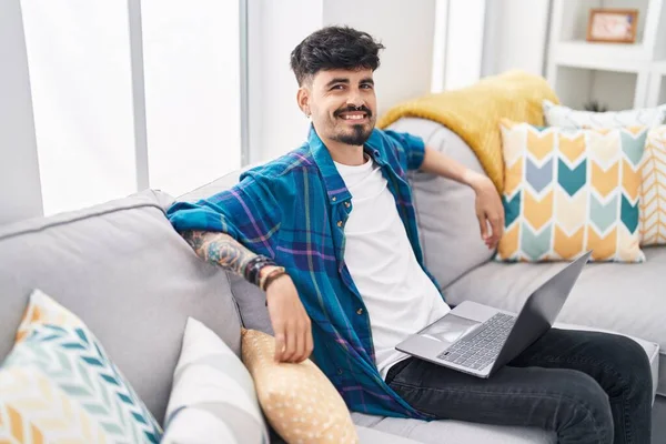 Joven Hombre Hispano Sonriendo Confiado Sentado Sofá Casa — Foto de Stock