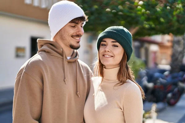 Mand Vrouw Paar Glimlachen Zelfverzekerd Staan Samen Straat — Stockfoto