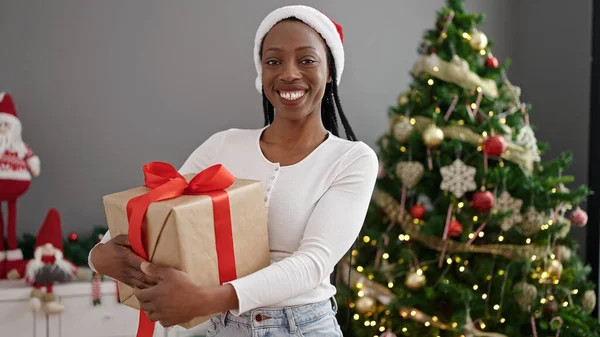 Afrikaans Amerikaanse Vrouw Houden Geschenk Stand Door Kerstboom Thuis — Stockfoto