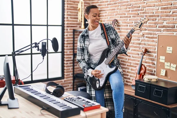 Donna Afroamericana Musicista Sorridente Fiducioso Suonare Chitarra Elettrica Allo Studio — Foto Stock