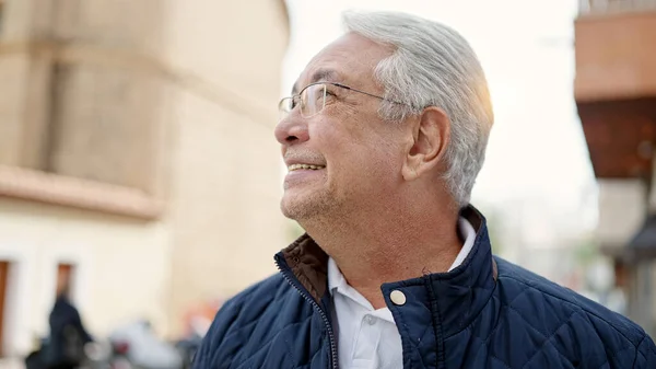 Mann Mittleren Alters Mit Grauen Haaren Lächelt Selbstbewusst Und Blickt — Stockfoto