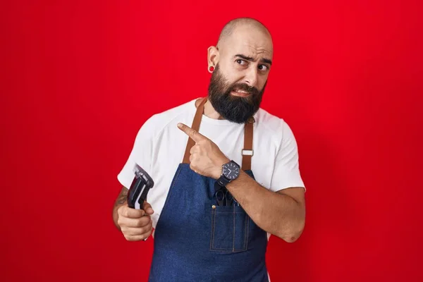 Young Hispanic Man Beard Tattoos Wearing Barber Apron Holding Razor — Stock Photo, Image