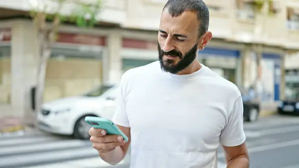 Jonge Spaanse Man Met Behulp Van Smartphone Met Een Serieus — Stockfoto