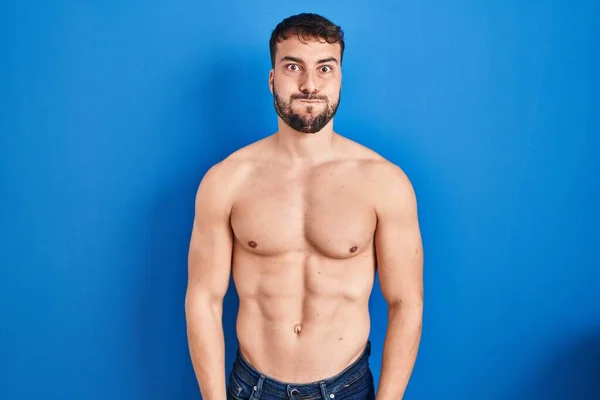 Schöner Hispanischer Mann Der Ohne Hemd Dasteht Und Mit Lustigem — Stockfoto