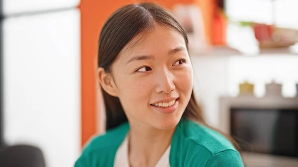 Młoda Chinka Uśmiecha Się Pewnie Siedząc Stole Jadalni — Zdjęcie stockowe