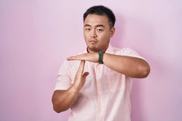Китайский Молодой Человек Стоящий Розовом Фоне Делающий Жесты Руками Расстроенное — стоковое фото