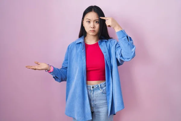 Young Asian Woman Standing Pink Background Confused Annoyed Open Palm — Stock Photo, Image