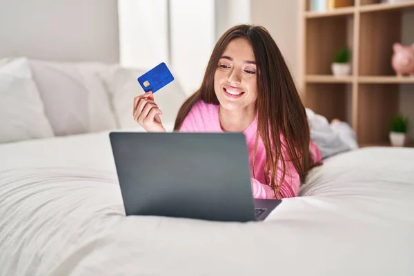 Young Beautiful Hispanic Woman Using Laptop Credit Card Sitting Bed — Foto Stock