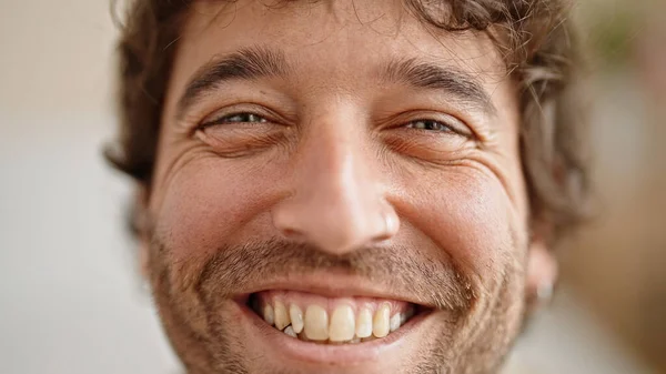 Genç Spanyol Adam Evde Kendinden Emin Bir Şekilde Gülümsüyor — Stok fotoğraf