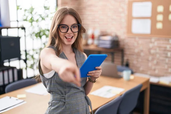 Ofiste Çalışan Beyaz Bir Kadın Gözlükleriyle Sana Kameraya Işaret Ediyor — Stok fotoğraf