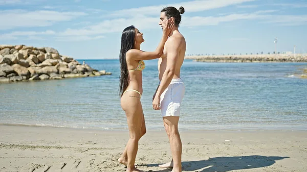 Hombre Mujer Turista Pareja Pie Juntos Sonriendo Playa —  Fotos de Stock