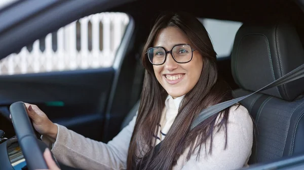 Молода Красива Іспаномовна Жінка Посміхається Впевнено Водити Машину Вулиці — стокове фото