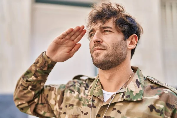 ストリートで軍の敬礼をする若い男の軍隊の兵士 — ストック写真