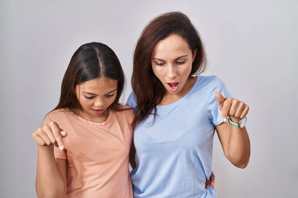Genç Anne Kız Beyaz Arka Planda Durup Parmaklarını Göstererek Reklamları — Stok fotoğraf