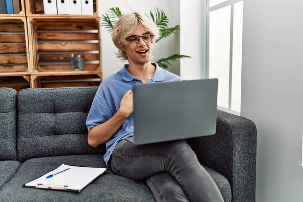 Jongeman Werkt Met Behulp Van Computer Laptop Zitten Bank Glimlachend — Stockfoto