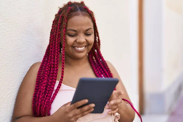 Αφροαμερικανή Γυναίκα Χαμογελά Αυτοπεποίθηση Χρησιμοποιώντας Touchpad Στο Δρόμο — Φωτογραφία Αρχείου