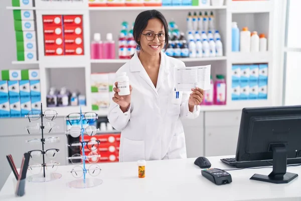 Jeune Pharmacienne Hispanique Tenant Une Bouteille Pilules Papier Sur Ordonnance — Photo