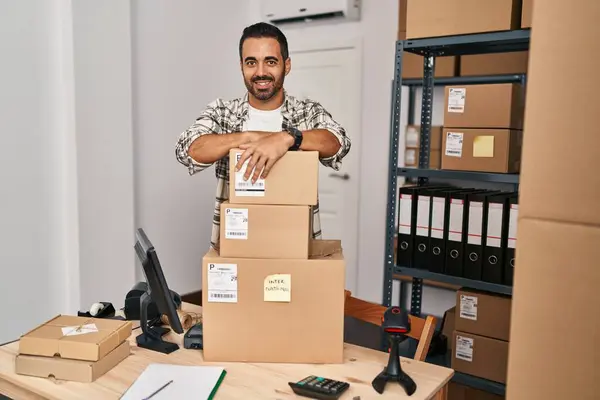 Fiatal Spanyol Férfi Kereskedelmi Üzletember Támaszkodik Csomagok Irodában — Stock Fotó