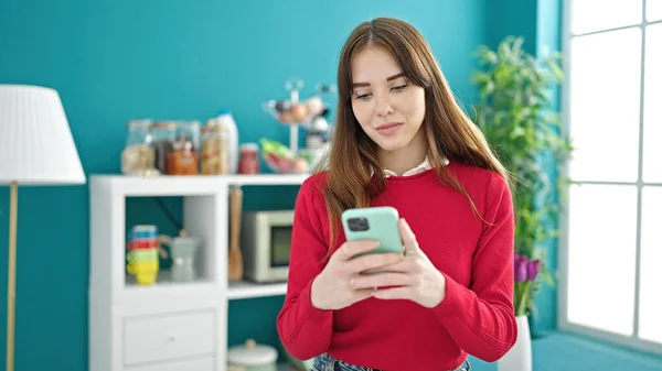 Genç Spanyol Kadın Yemek Odasında Akıllı Telefon Kullanıyor — Stok fotoğraf