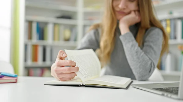 Νεαρή Καυκάσια Γυναίκα Διαβάζει Βιβλίο Καθισμένη Στο Τραπέζι Στο Πανεπιστήμιο — Φωτογραφία Αρχείου