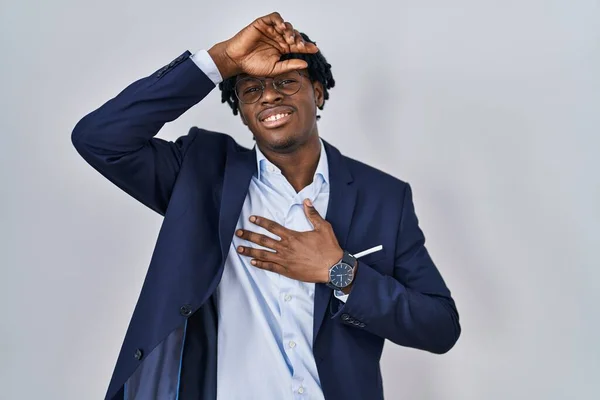 Hombre Africano Joven Con Rastas Con Chaqueta Negocios Sobre Fondo —  Fotos de Stock