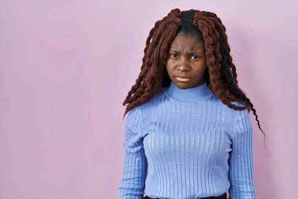 Африканская Женщина Стоящая Розовом Фоне Скептически Нервно Хмурясь Расстроена Проблем — стоковое фото