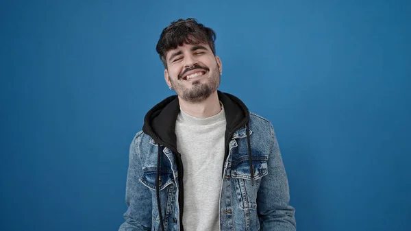 Jovem Hispânico Sorrindo Confiante Sobre Fundo Azul Isolado — Fotografia de Stock