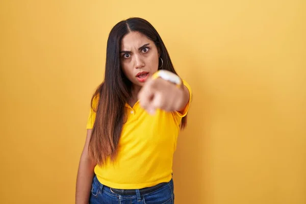 Mladá Arabská Žena Stojící Nad Žlutým Pozadím Ukazující Nespokojeně Frustrovaně — Stock fotografie