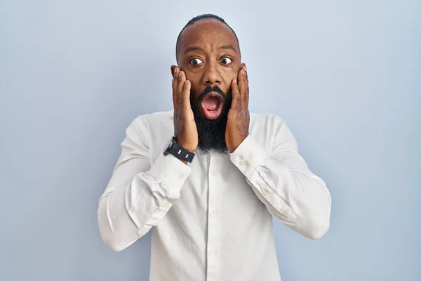 Homme Afro Américain Debout Sur Fond Bleu Effrayé Choqué Expression — Photo