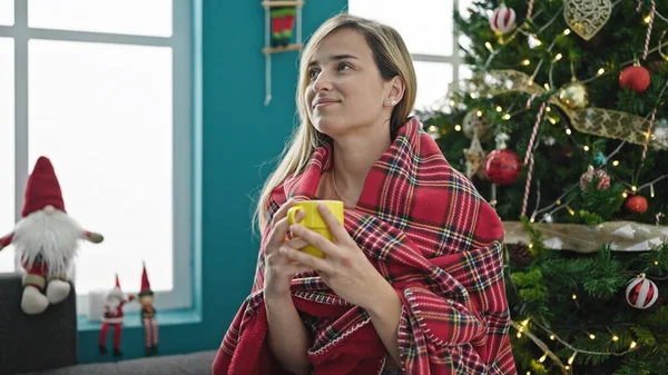 Νεαρή Ξανθιά Γυναίκα Μυρίζει Καφέ Γιορτάζοντας Χριστούγεννα Στο Σπίτι — Φωτογραφία Αρχείου