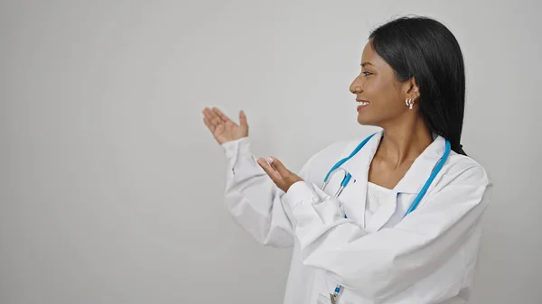 Afrikanisch Amerikanische Ärztin Lächelt Zuversichtlich Präsentiert Über Isolierten Weißen Hintergrund — Stockfoto