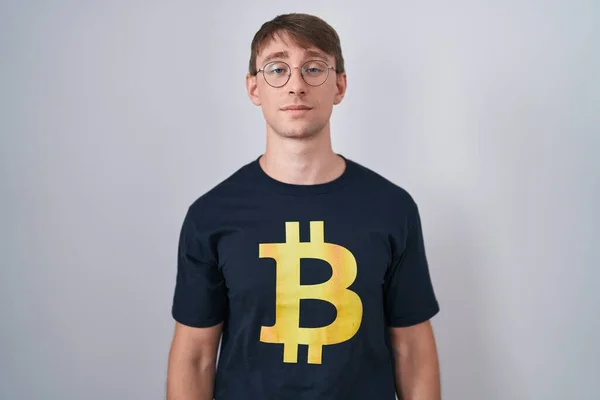 Kafkasyalı Sarışın Adam Bitcoin Shirt Giyiyor Uykulu Yorgun Görünüyor Yorgun — Stok fotoğraf