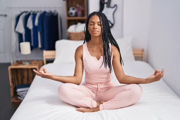 African American Woman Doing Yoga Exercise Meditating Bed Bedroom — 图库照片