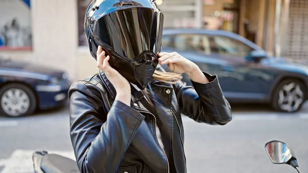 Młoda Blondynka Kasku Motocyklowym Ulicy — Zdjęcie stockowe