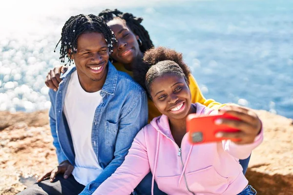 Afrika Kökenli Amerikalı Arkadaşlar Deniz Kenarındaki Kayalarda Oturan Akıllı Telefonun — Stok fotoğraf
