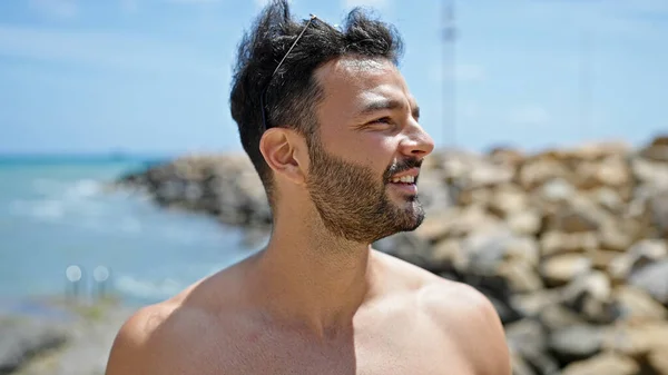 Giovane Ispanico Uomo Turista Sorridente Fiducioso Torso Nudo Alla Spiaggia — Foto Stock