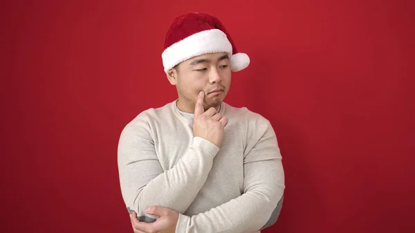 Ung Kinesisk Man Bär Jul Hatt Med Tvivel Uttryck Över — Stockfoto
