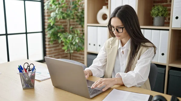 Young Beautiful Hispanic Woman Business Worker Using Laptop Working Office — Stockfoto